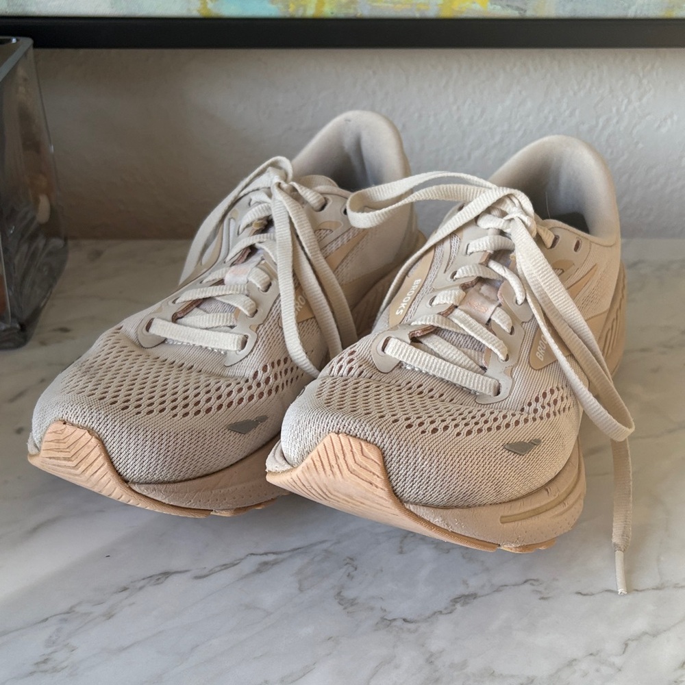 Brooks Women's Sneakers in Cream and Tan